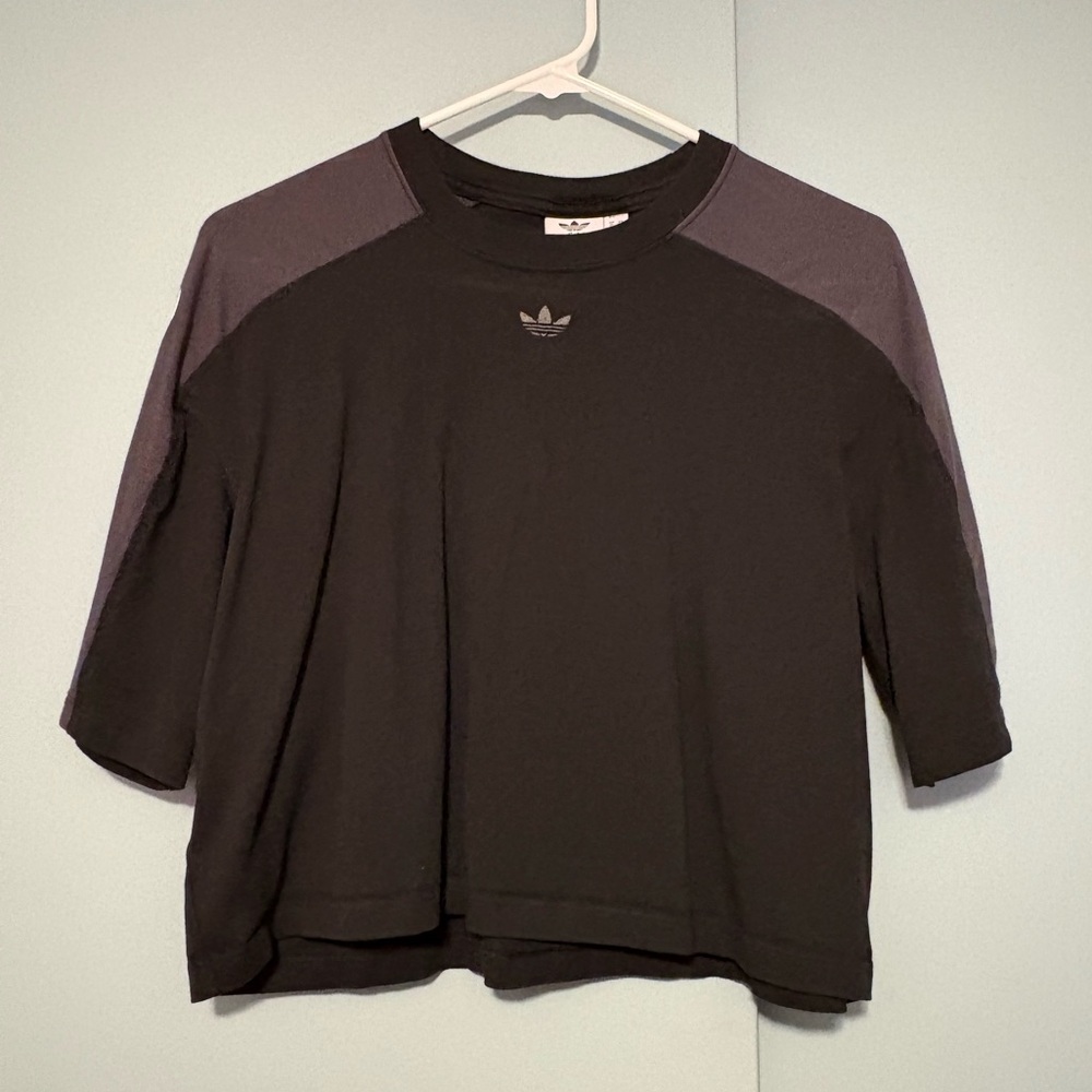 ADIDAS 🏃🏻‍♀️ BLACK AND GREY CROPPED TEE LOGO SLEEVES